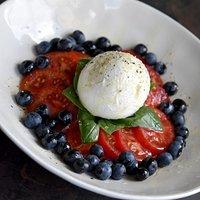 Blaubeer Caprese mit Büffel-Mozzarella