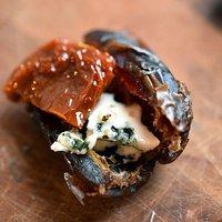 Datteln im speckmantel gefüllt mit getrockneten tomaten & roquefort