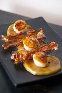 Jakobsmuscheln mit Pancetta und geschmorten Quitten-Scheiben