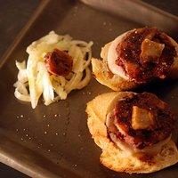 Meine winter-bruschetta mit gebratener blutwurst, lardo & weißer bohnen-cremé
