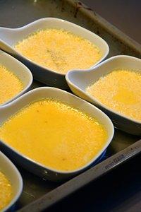 Crème brûlée mit weinbergpfirsich & johannisbeeren