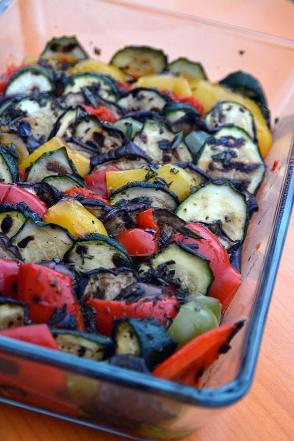Bbq-beilage aus dem backofen: grillgemüse mit ajvar und feta