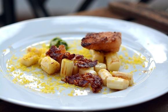Panierter kochschinken mit spargel, gebeiztem eigelb, bärlauchpesto und bacon