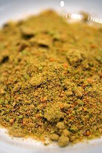 Roher thunfisch im knusprigen wasabi-erdnuss-mantel mit curry-reisnudeln