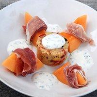 Cous-cous-salat mit salzzitrone & charentais melone mit rohem schinken