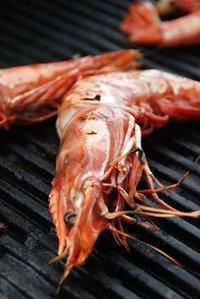 Riesenscampi mit Grillgemüse-Salzzitronen-Salat und Bowmore-Whisky