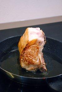 Kotelett-Strang vom schwäbisch-hällischen Schwein am Stück gebraten