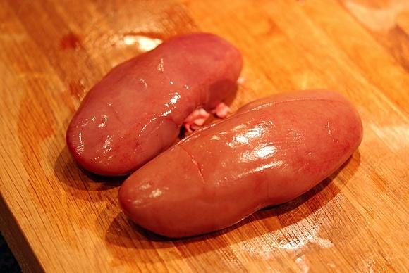 Saure nierchen vom schwäbisch-hällischen schwein mit kartoffelpüree