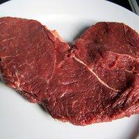Pferde-rumpsteak vom grill mit salat von sizilianischen tomaten