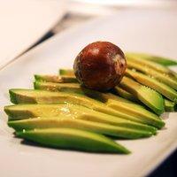 Avocado-carpaccio mit rosen von graved lachs und creme fraich