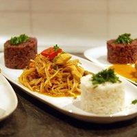 Lotao reis: wizard of laos & oriental sensation smoked mit hähnchen-curry