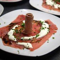 Vitello tonnato inversus – einfach mal umgedreht mit rohem sushi-thunfisch und roastbeef