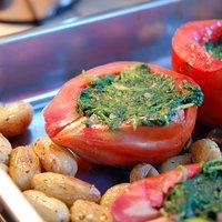 Ochsenherz-tomaten mit blattspinat und roquefort gefüllt zu merguez-wurst & lamm-koteletts