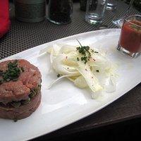 Braufactum palor & progusta zu rindertatar, rettich-salat und tomatensaft mit kapern