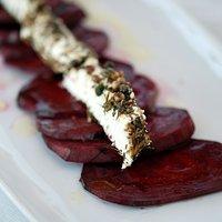 Rote-beete-carpaccio mit fromage alpilles – einem ziegenfrischkäse mit kräutern & pfeffer