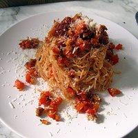 Spaghettini rosso mit hackfleisch, paprika und getrockneten tomaten