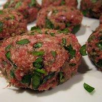 Wildschwein-Bärlauch-Frikadellen mit Okra-Schoten und Ofenkartoffeln