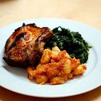 Schweine-kotelett gefüllt mit getrockneten tomaten & salami an blattspinat und tomatisierten gnocchi