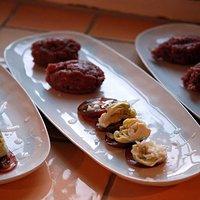 Tartar mit sardellen und kapern und artischocken-tomaten-salat