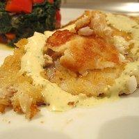 Kabeljaufilet im knusprigen pankomehl-mantel mit paprika-blattspinat und kräuter-mayonnaise
