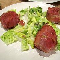 Hirsch-medaillons aus der oberschale mit ingwer-rotkohl und gnocchi