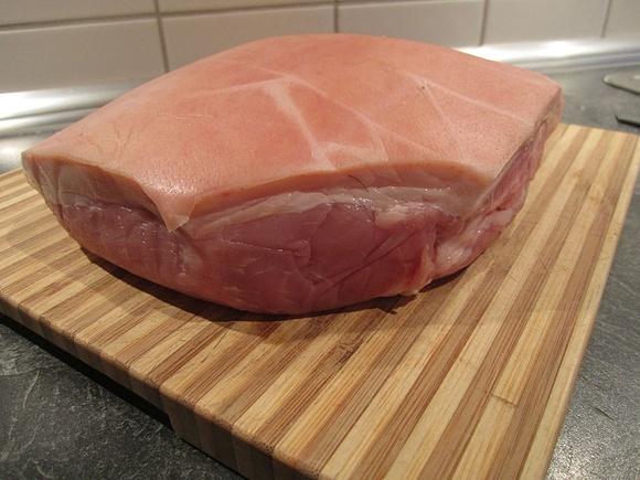 Asiatischer krustenbraten mit reisnudeln, ingwer und rotkohl
