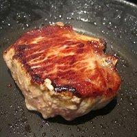 Kotelette vom duroc-schwein mit apfel-feldsalat und vinaigrette