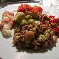 Antipasti zur vorspeise und ein wild-kaninchen ragout mit gnocchi & böhnchen