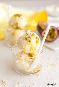 Rezept für cremiges maracuja-joghurt-eis und knüller-rabatt auf eure eigene eismaschine. hallo frühling, hallo eiszeit!