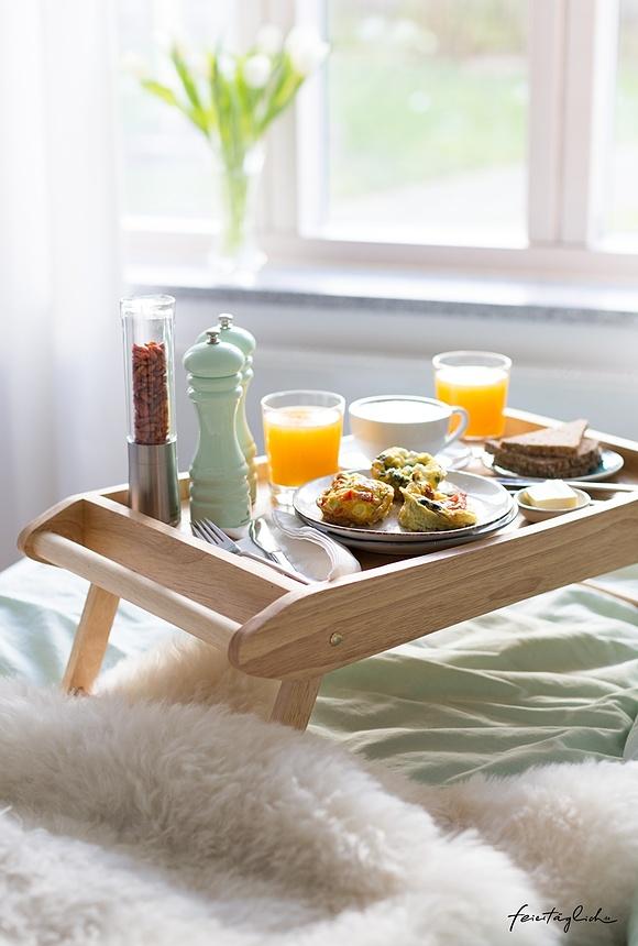 Frühstück im bett mit mini omeletts aus der muffinform