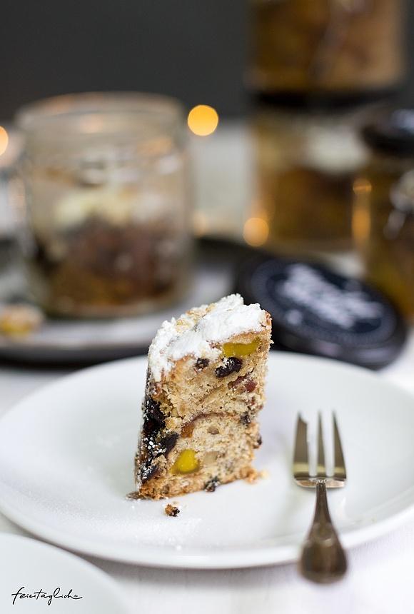 Kleine mandel-stollen im glas mit mango und früchten