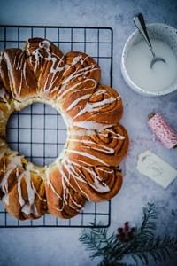 Zimtschnecken-Kranz mit Glasur