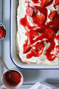 Rezept für erdbeer-tiramisu mit vanille, löffelbiskuits und mascarponecreme