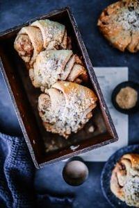 Ein rezept für franzbrötchen mit streuseln – haselnuss-streuseln um genau zu sein