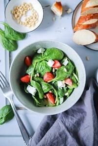 Frühlingssalat mit spinat, erdbeeren, pinienkernen, ziegenkäse und erdbeerdressing