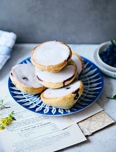 Zitrone-Mohn Amerikaner mit Blaubeeren