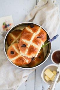 Rezept für hot cross buns mit schokoladenstücken und aprikosenglasur – ein britisches schokobrötchen ostergebäck