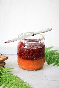 Pfirsich melba marmelade – pfirsich küsst himbeere. eine schichtkonfitüre.