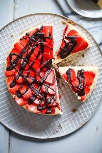 Erdbeer karamell cheesecake und spontaner schokoladenguss regen