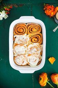 Ein rezept für möhrenkuchen zimtschnecken – carrot cake cinnamon rolls