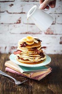 Rezept für elvis pancakes, das sind banane-erdnussbutter pancakes mit bacon – der king of pancakes