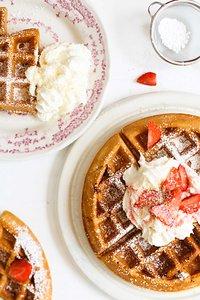 Ein rezept für fluffig flauschige kokos waffeln mit erdbeerstückchen gegen türkisblaues maledivisches kuramathi fernweh {enthält werbung}