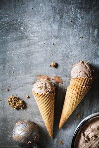 Ein tolles rezept für nutellaeis mit sesamkrokant – einfach und ganz ohne eismaschine