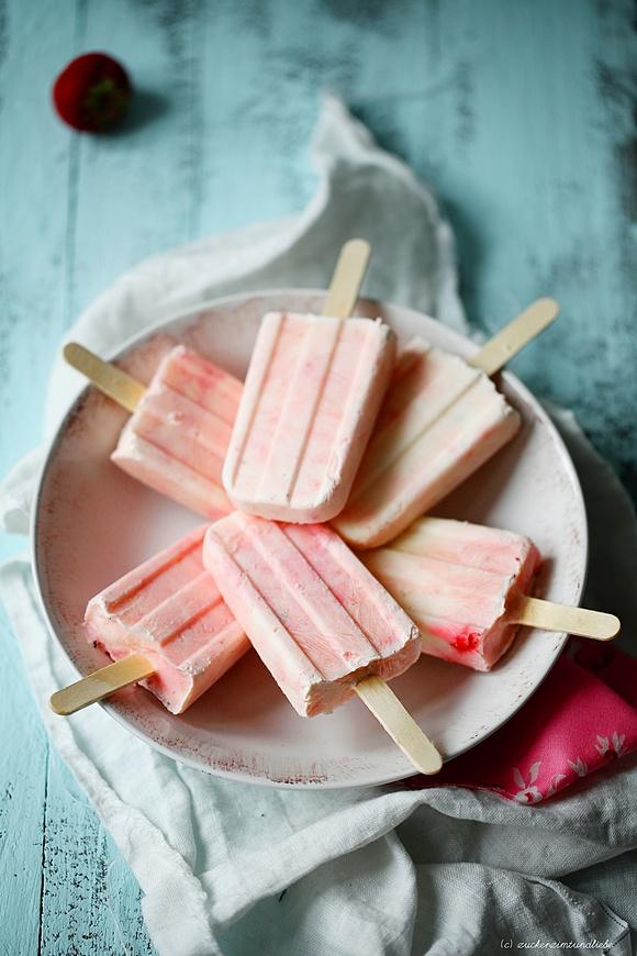Karamellisierte vanille-erdbeeren mit griechischem joghurt und honig eis am stiel