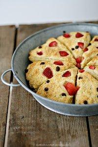 Kokos-Scones mit Erdbeeren und Schokoladenstücken