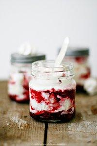 Ein traumdessert – ofengeschmorte vanille-himbeeren, die in meringue-sahne baden