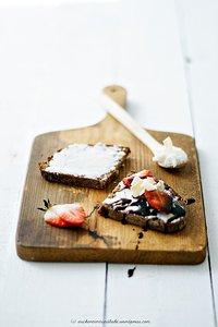 Stulle der woche: das bounty-brot mit selbstgemachter kokosbutter, erdbeeren und schokoladensauce