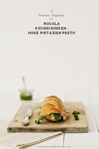 Stulle der woche, no. 7: kochschinken mit minz-pistazien pesto und rucola auf krossem baguette.