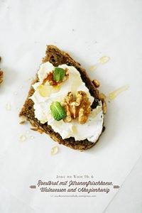 Stulle der woche no. 6: geröstetes brot mit zitronenfrischkäse, walnüssen und akazienhonig.