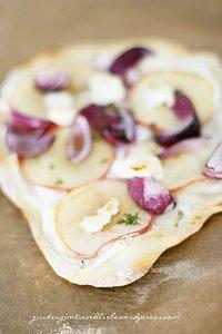 Flammkuchen mit zwiebeln, äpfeln und ziegenkäse – ohlalaaa